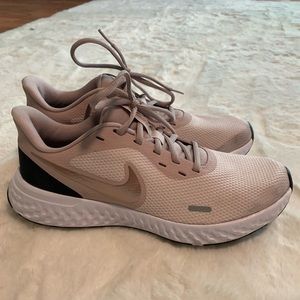 WOMEN'S NIKE REVOLUTION 5 RUNNING SHOES size 10.5